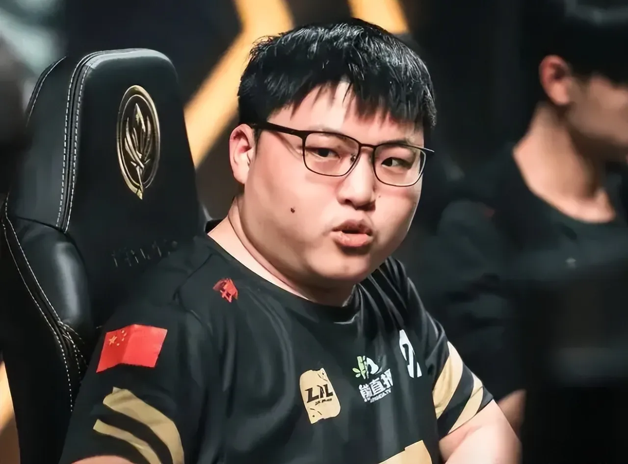 战术调整引发热议！，TheShy在G2比赛中比赛局势复杂热度持续攀升