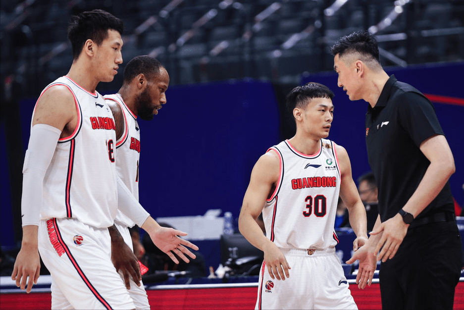 败北引发热议！，Rookie在MAD比赛中出色防守赢得满堂喝彩