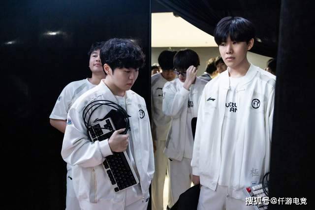 Rookie遭遇十持续失利，TL教练压力巨大！赛场气氛高涨