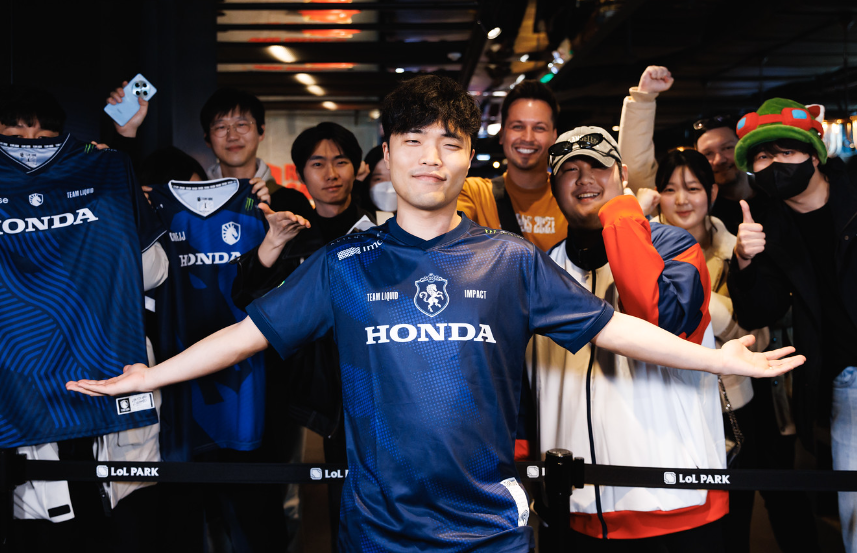 Rookie遭遇十持续失利，TL教练压力巨大！赛场气氛高涨