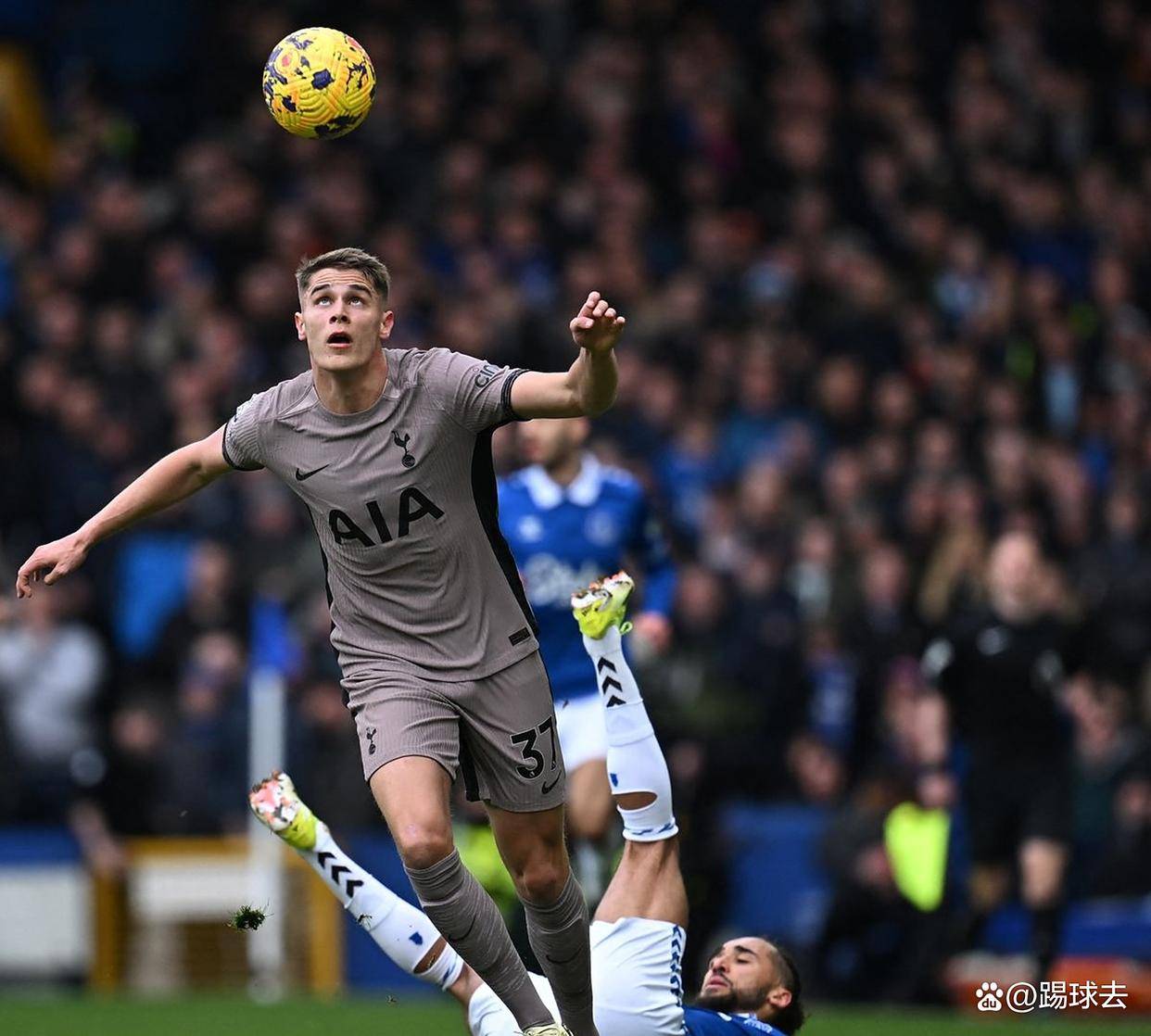 今晨意甲焦点战，比利亚雷亚尔强势反弹，话题不断，临场指挥获称赞(比利亚雷亚尔对奥萨苏纳)