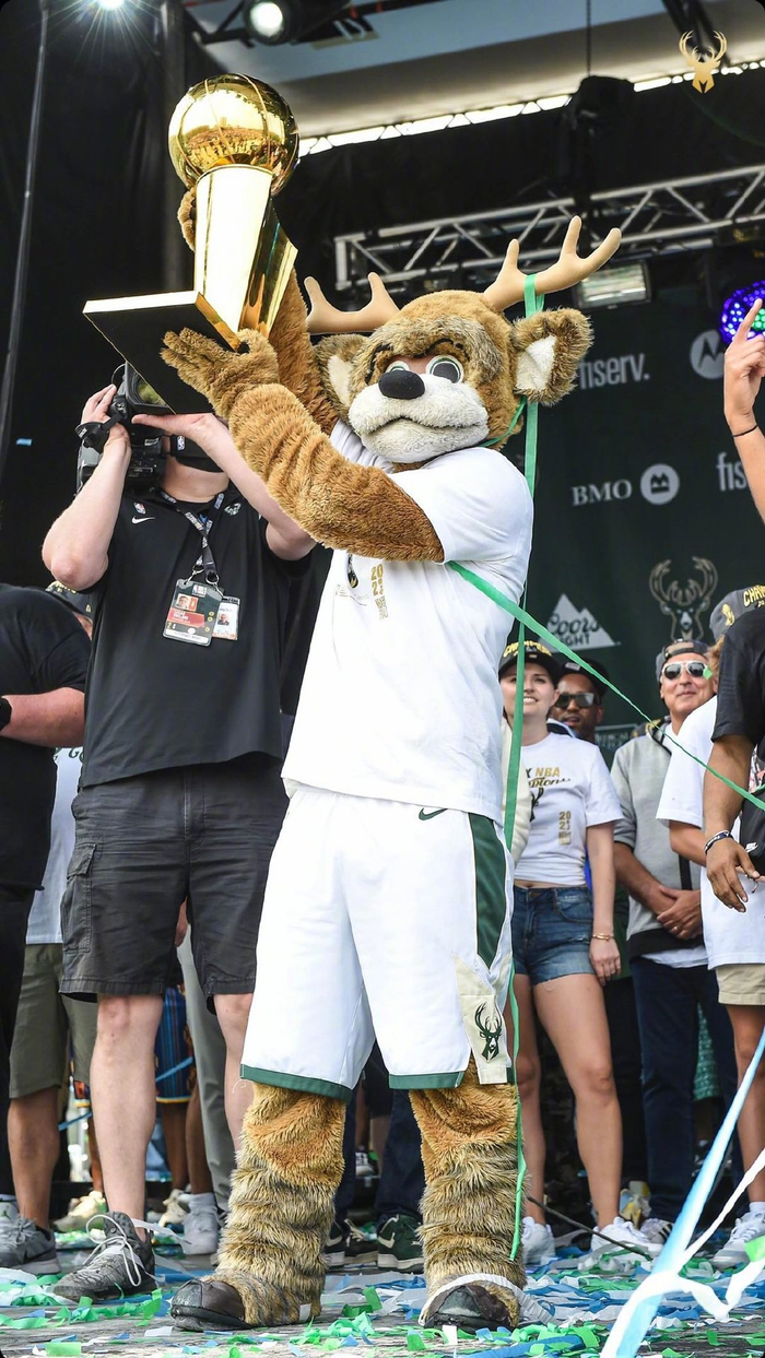 密尔沃基雄鹿内部会议纪要流出——今晨回应争议,社区盾使命明确,赛程密集仍需轮换 密尔沃基雄鹿内部会议纪要流出——今晨回应争议,社区盾使命明确,赛程密集仍需轮换