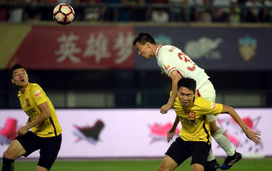 包含辽宁本钢训练开放日，清晨队长鼓劲引欢呼，中超在即，更衣室氛围转暖的词条